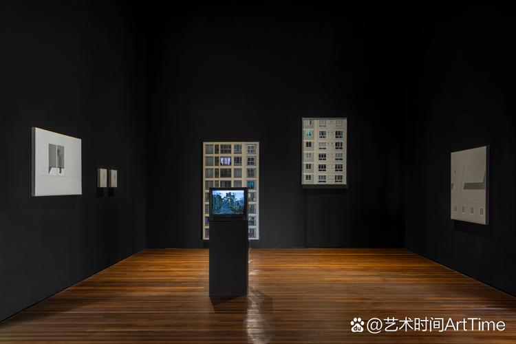 記憶的檔案 崔燦燦策展中的繪畫、手稿與紀錄片如何重塑展覽敘事